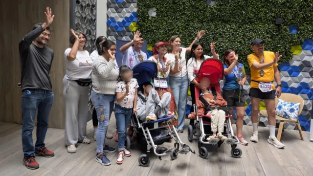 Julieta corre cada maratón para recaudar fondos y comprar sillas. Foto: Cortesía Julieta Escobar