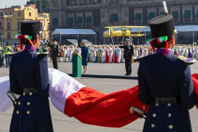 Dos mujeres sostienen una bandera.