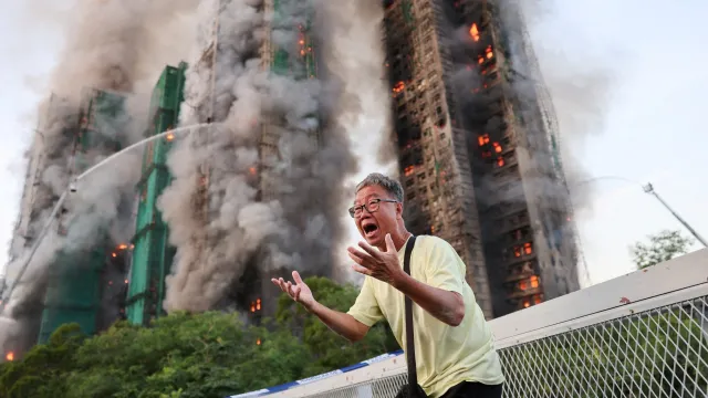 Un hombre de 71 años llora desconsolado al ver el incendio, ya que su mujer estaba atrapada en uno de los edificios. Foto: Reuters