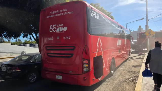 Accidente en el Bouelvard Carmelitas deja a mujer lesionada. Foto: X @ciudadano_pue
