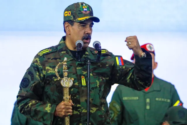 Nicolás Maduro dirigió una marcha “contra el imperialismo” y mostró la espada de Simón Bolívar
