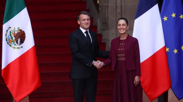 Macron y Sheinbaum se saludan cordialmente en ceremonia de bienvenida a México. Foto: Reuters