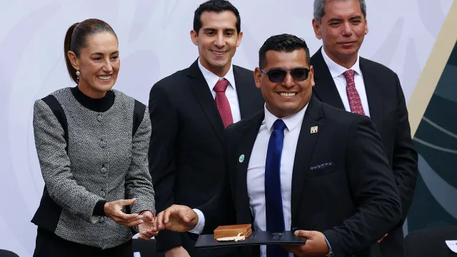 Uziel Aarón Muñoz Galarza recibe premio en Palacio Nacional. Foto: N+