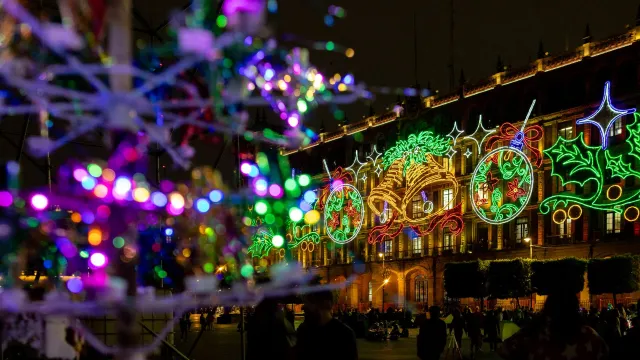 CDMX Prende Alumbrado Navideño 2025_ Así Lucen Mosaicos Luminosos que Llenan de Color el Zócalo.