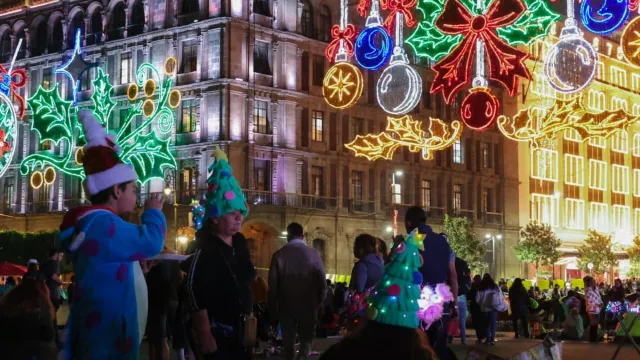 CDMX Prende Alumbrado Navideño 2025_ Así Lucen Mosaicos Luminosos que Llenan de Color el Zócalo.