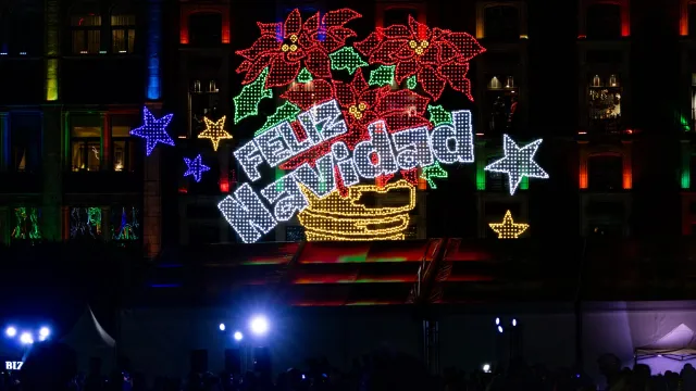 CDMX Prende Alumbrado Navideño 2025_ Así Lucen Mosaicos Luminosos que Llenan de Color el Zócalo.