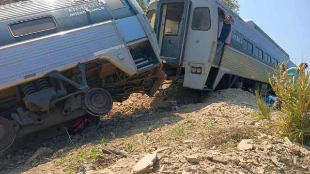 Cuerpos de emergencia atienden el descarrilamiento del Tren Interoceánico en Oaxaca. Foto: Semar
