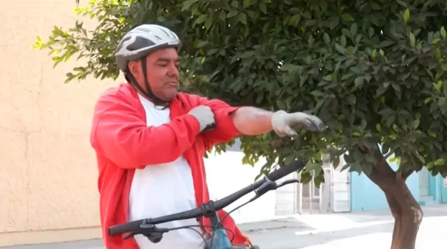 Alberto resultó lesionado por un vehículo que invadió la ciclovía de Guelatao