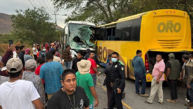 Auxilian a afectados por choque entre autobuses de pasajeros en Ixcateopan. Foto: X @ciudadano_pue