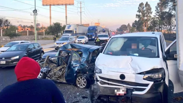 Vehículos quedan con severos daños materiales tras carambola en Puebla. Foto: X @ciudadano_pue