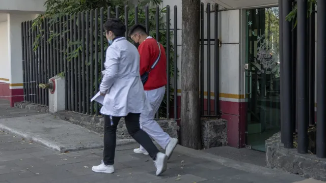 Médicos saliendo del Hospital GEA González