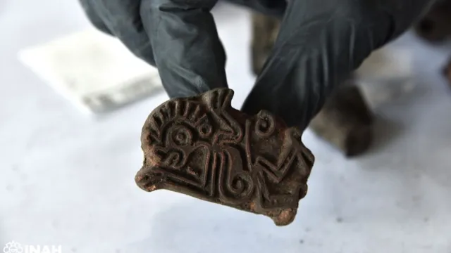 Entre los objetos hallados está un sello con la cara de mono. Foto: INAH