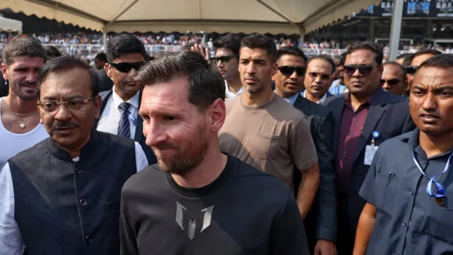 Lionel Messi tuvo una fugaz aparición en el estadio Salt Lake, de Calcuta, India. Foto: Reuters