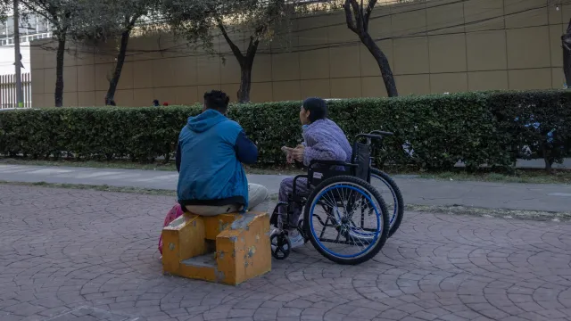 Lulú afuera del Hospital General de México. 