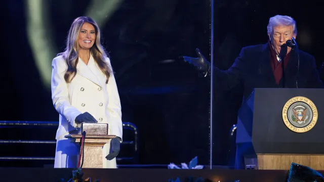  La primera dama Melania Trump presiona un botón para encender el árbol Nacional de Navidad. Foto: Reuters