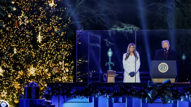 El presidente de Estados Unidos, Donald Trump, pronuncia un discurso junto a la primera dama Melania Trump durante la ceremonia del Árbol Nacional de Navidad. Foto: Reuters