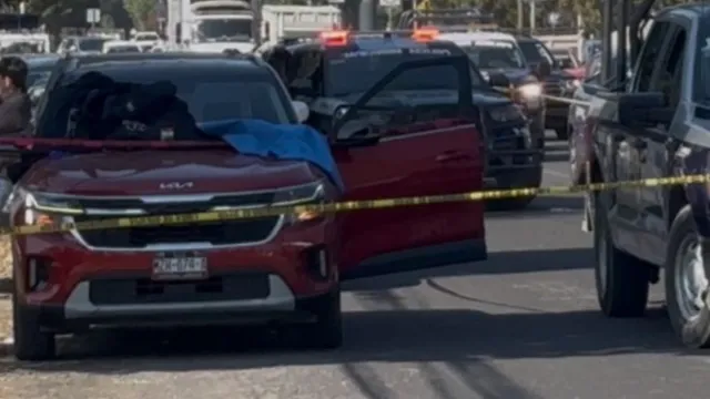 Muere mujer de 43 años a bordo de su camioneta sobre La Recta a Cholula en Puebla. Foto: N+