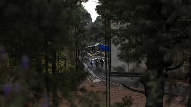 Tres peregrinos recorren la carretera del Paso de Cortés mientras cargan sus pertenencias. Foto: N+