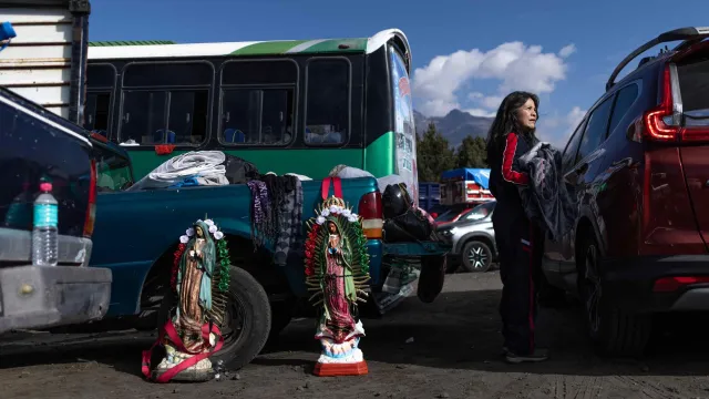 Camiones y camionetas se encuentran estacionadas en el punto de reunión donde los peregrinos toman fuerzas para continuar. Foto: N+