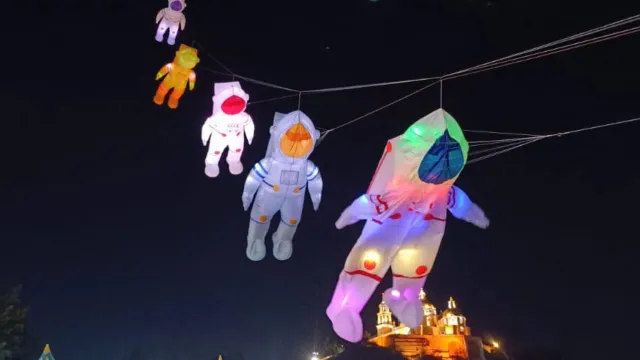 Papalotes nocturnos brillan en el cielo de Cholula. Foto: Facebook Volarte Papalotes Puebla