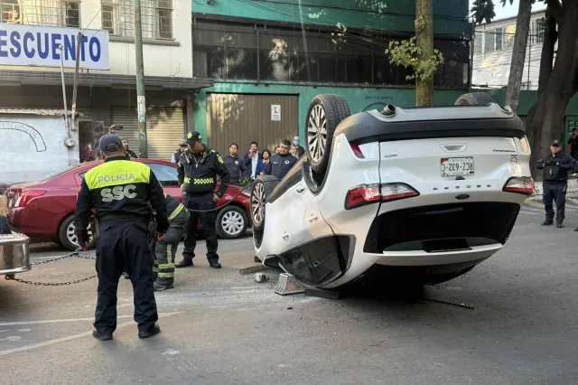 Volcadura de camioneta en CDMx. Foto: N+
