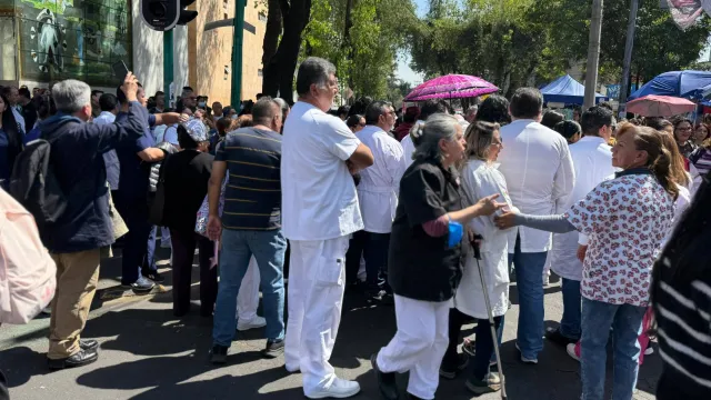 Miles de personas desalojaron oficinas y juzgados, en Ciudad Judicial. Foto: N+