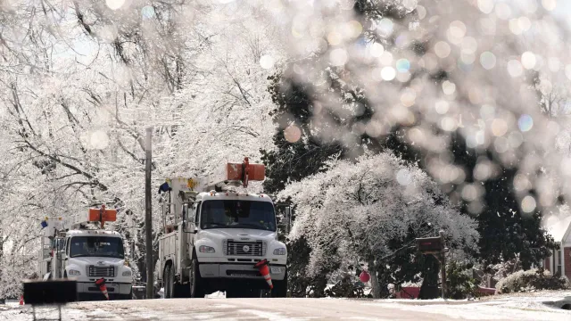 Camiones de servicios públicos intentar limpiar el hielo de las calles. 