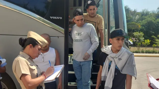 Personas encontradas en carreteras de Nayarit. Foto: Semar