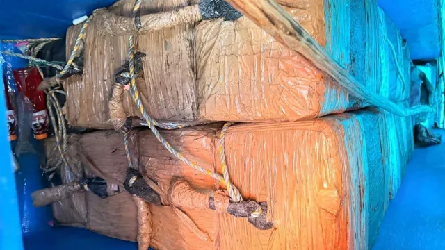 Paquetes escondidos en semisumergible asegurado. Foto: Gabinete de Seguridad  ​