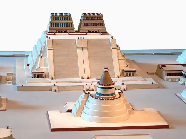 Maqueta del recinto sagrado mexica: el Templo Mayor al fondo y el Templo de Ehécatl-Quetzalcóatl al frente