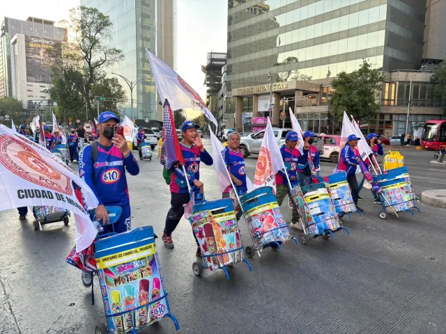 Marcha de comerciantes y sindicalistas se dirige al Zócalo