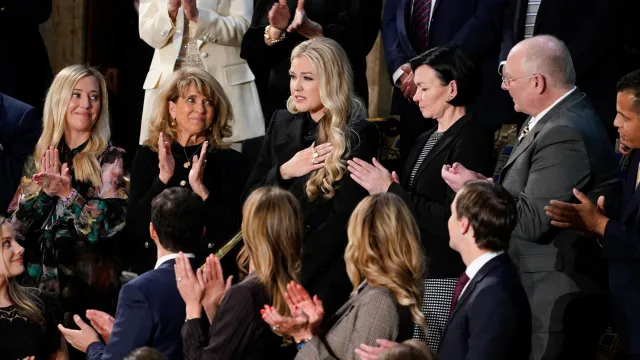 Erika Kirk, viuda del activista conservador asesinado Charlie Kirk, hace un gesto durante el discurso del Estado de la Unión 2026. Foto: Reuters