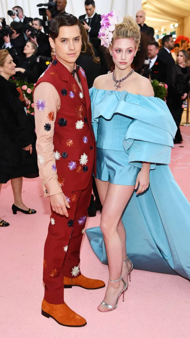 Lili-Reinhart-Cole-Sprouse-Riverdale-BTS