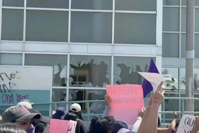 Rompen cistales en edificio del gobierno de México. Foto: Especial