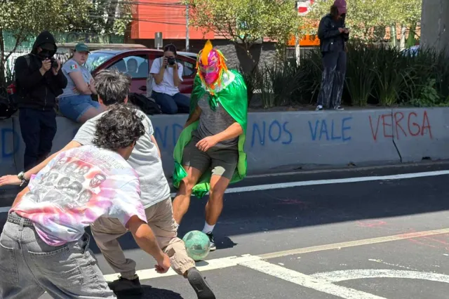 Cascarita de futbol sobre Perférico Sur. Foto: N+