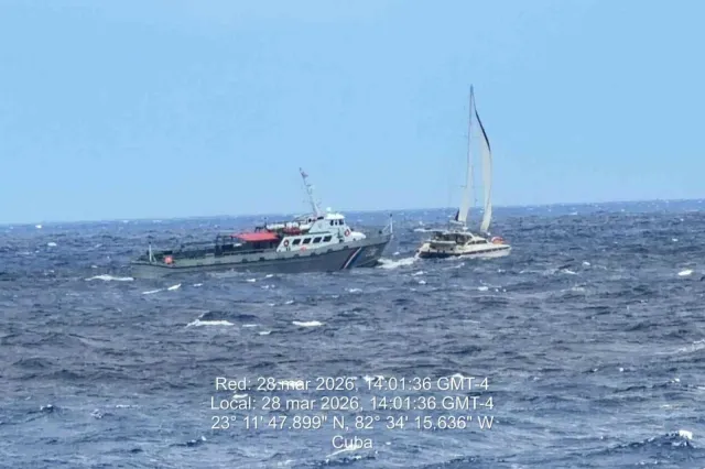 Salvan a tripulantes de veleros. Foto: Semar