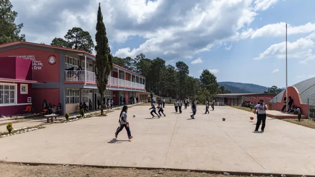 Adolescentes jugando en el patio