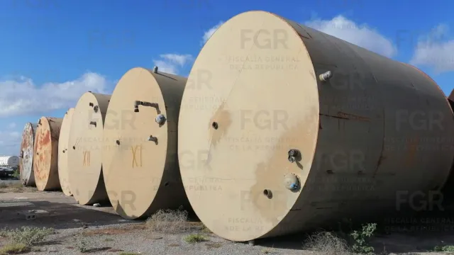 Como parte del operativo se aseguraron grandes contenedores. 