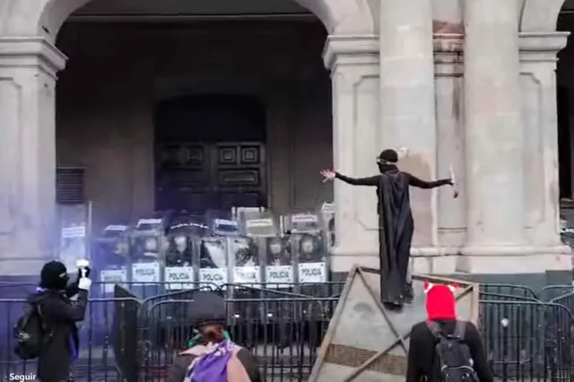 Bloque Negro en Palacio de Gobierno del Estado de México.