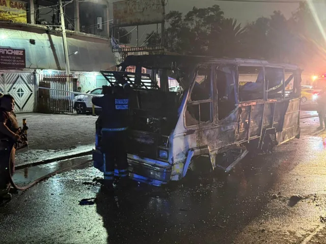Unidad de microbús quedó calcinada en avenida Taxímetros