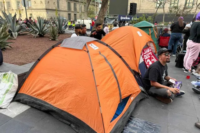 Fans se quedan a dormir en el Zócalo. foto: N+