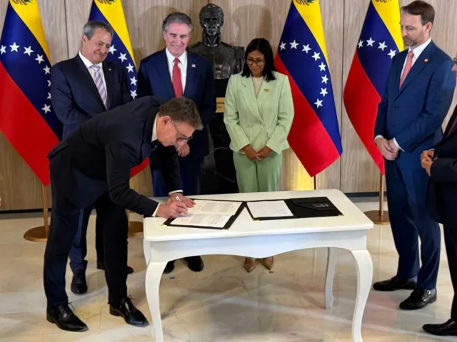 Delcy Rodríguez en reunión con Doug Burgum