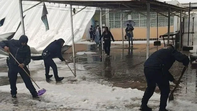 Granizo en Ecatepec Hoy Derrumba 3 Techos, entre ellos de 2 Escuelas; Alumnos Fueron Evacuados