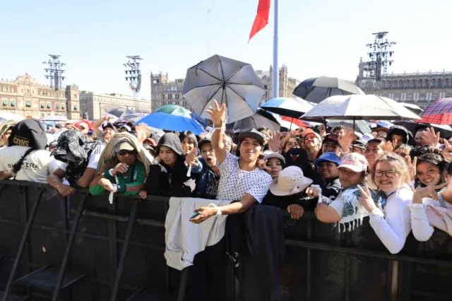 Fans de Shakira en el Zócalo. Foto: Gobierno de la CDMX