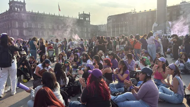 los grupos sentados en el Zócalo