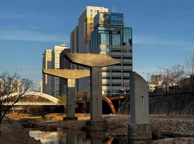 Como parte de la intervención, el gobierno de Seúl decidió dejar vestigios de la infraestructura vial en el recuperado río Cheonggyecheon. Para los habitantes representa un símbolo de progreso. Foto: Victor Diego
