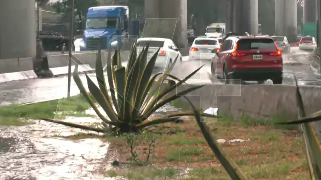 Afectaciones viales en Viaducto Tlalpan por fuertes lluvias que sorprenden a habitantes del Valle de México. Foto: N+