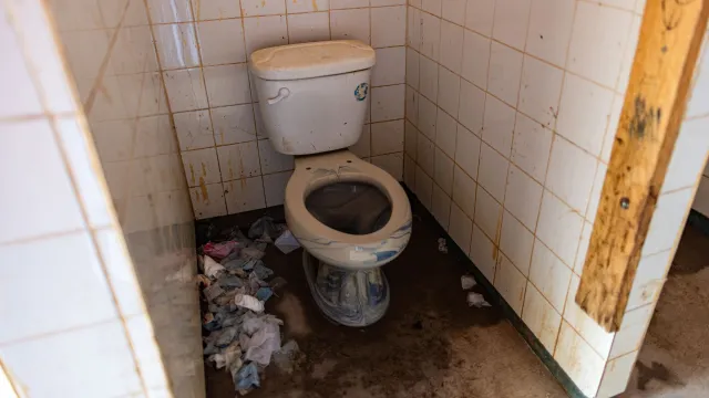 los baños de las mujeres están sucios y en descuido