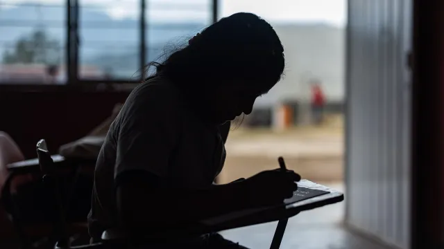 Una niña trata de seguir sus lecciones pese a la falta de maestros. 