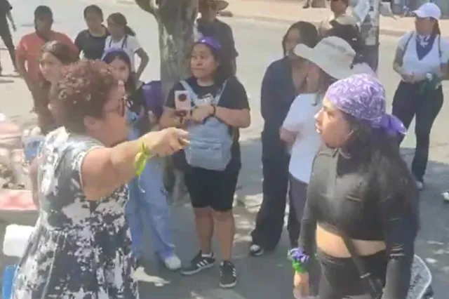 Mujer enfrenta al bloque negro